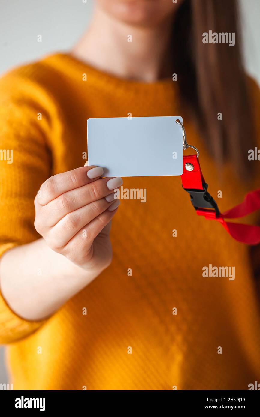 Frau mit Namensschild und leerem Leerzeichen Stockfoto