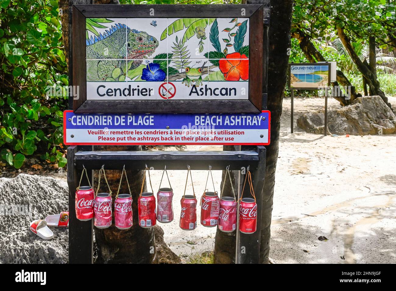 Die Strandaschenbecher aus Coca-Cola-Dosen finden Sie am Strand Plage Gouverneur von Saint-Barthélemy in der Karibik Stockfoto