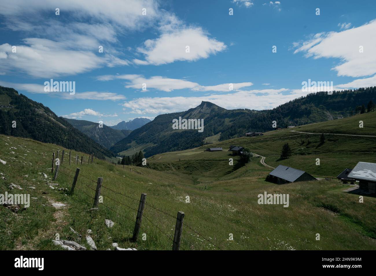 Österreichische Alpenlandschaft Sommer mit Lodges Stockfoto
