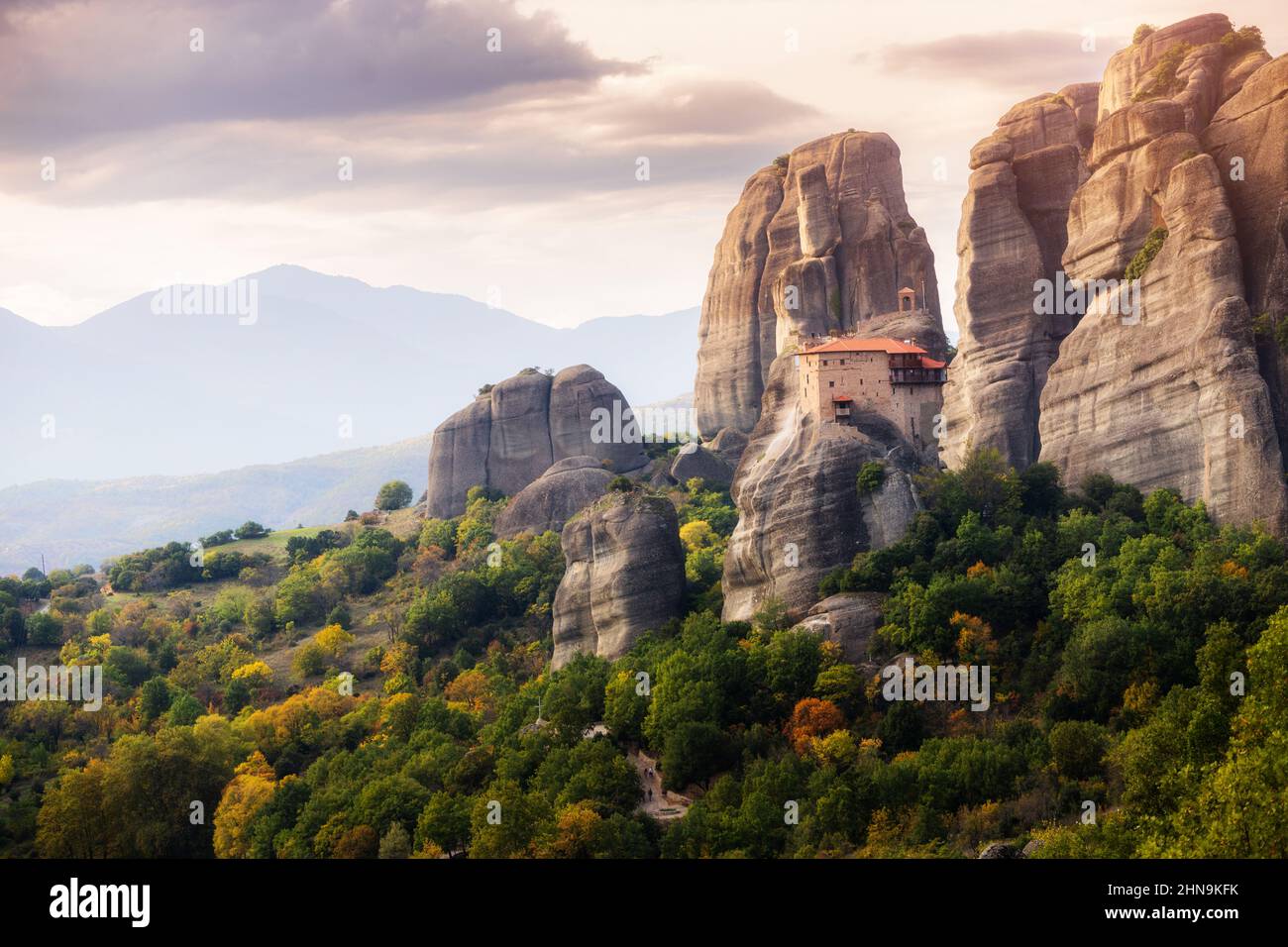 Heiliger Kloster des Heiligen Nikolaus Anapafsas auf einem Felsen bei Meteora. Reisen und Pilger müssen Orte in Griechenland besuchen Stockfoto