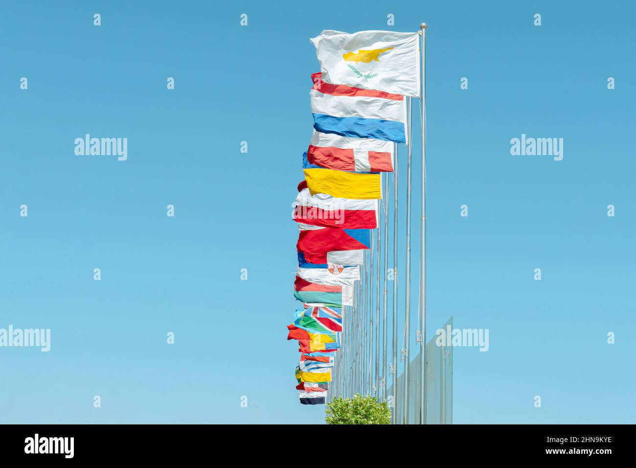 Niedrige Ansicht der Flaggen verschiedener UN-Mitglieder, die gegen den blauen Himmel auf dem Wind flattern Stockfoto
