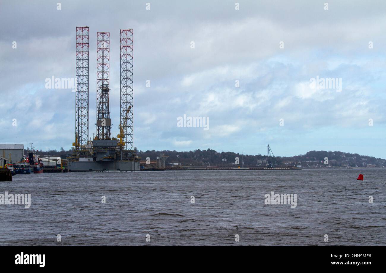 Dundee, Tayside, Schottland, Großbritannien. 15th. Februar 2022. Wetter in Großbritannien: Starke Westwinde haben schwere Regenwolken nach Nordostschottland gebracht, die sich später am Tag mit Temperaturen von 6 Grad verflüchtigen werden Winterlandschaften entlang der Uferpromenade von Dundee, von der Tay Road Bridge aus gesehen, mit spektakulärem Blick auf den Tay River, Riverside und das V&A Design Museum. Kredit: Dundee Photographics/Alamy Live Nachrichten Stockfoto