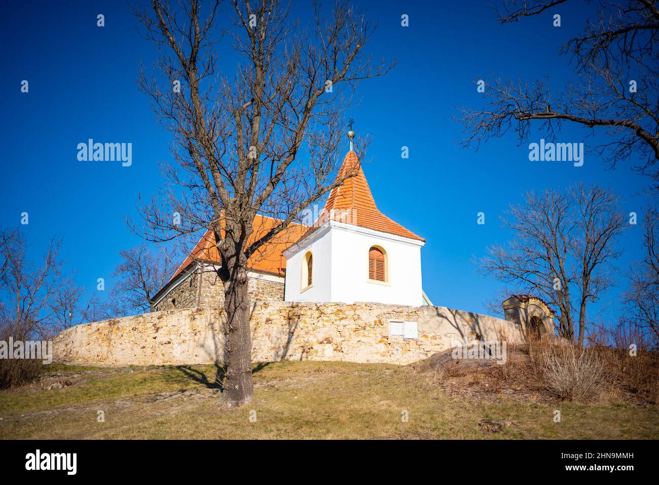 Die Kirche St. Bartholomäus ist das älteste erhaltene Denkmal in Mochov, Tschechien Stockfoto