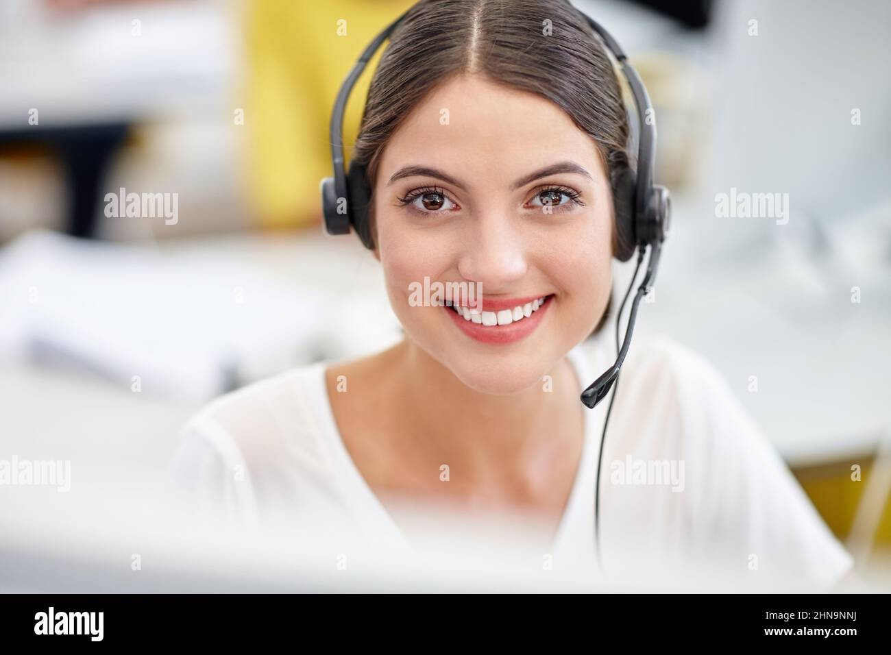 Waren 247 verfügbar. Beschnittenes Porträt eines attraktiven jungen Callcenter-Bedieners bei der Arbeit. Stockfoto