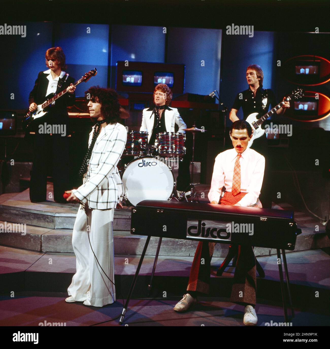 Disco, ZDF Musiksendung, Sparks, amerikanische Rock und Pop Band mit den Brüdern Russell Mael, Gesang und Ron Mael, Keyboards, Synthesizer, Auftritt 1974. Disco, ZDF-Musikprogramm, American Rock, Pop und Glam Rock Band Sparks mit den Brüdern Russell Mael, Sänger und Ron Mael, Keyboards, Synthesizer, Performance, 1974. Stockfoto