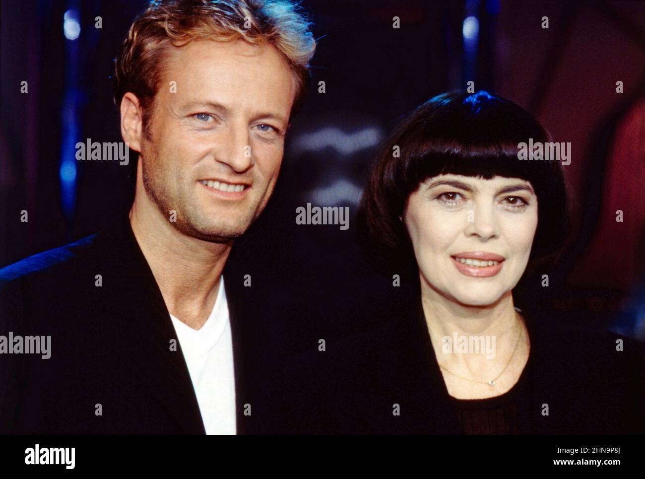 Mireille Mathieu, französische Sängerin, mit Moderator Uwe Hübner, ARD TV Special für Mirelle Mathieu: Meine Welt ist die Musik, März 1998. Die französische Sängerin Mireille Mathieu und der deutsche Moderator Uwe Hübner, ARD TV Special für Mirelle Mathieu, März 1998. Stockfoto