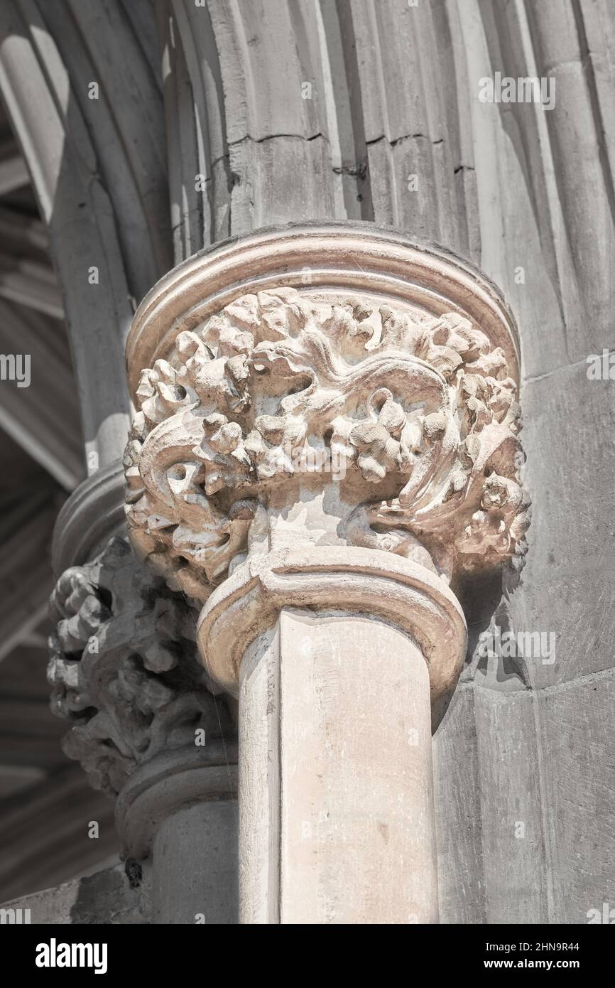 Steinskulptur aus Blättern auf einer Säule in der Klosterkirche in Southwell, Großbritannien. Stockfoto