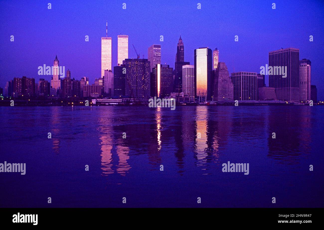 Der Welthandel steht vor dem Angriff auf die Skyline von Manhattan im Jahr 9/11 in einem Batterienpark Stockfoto