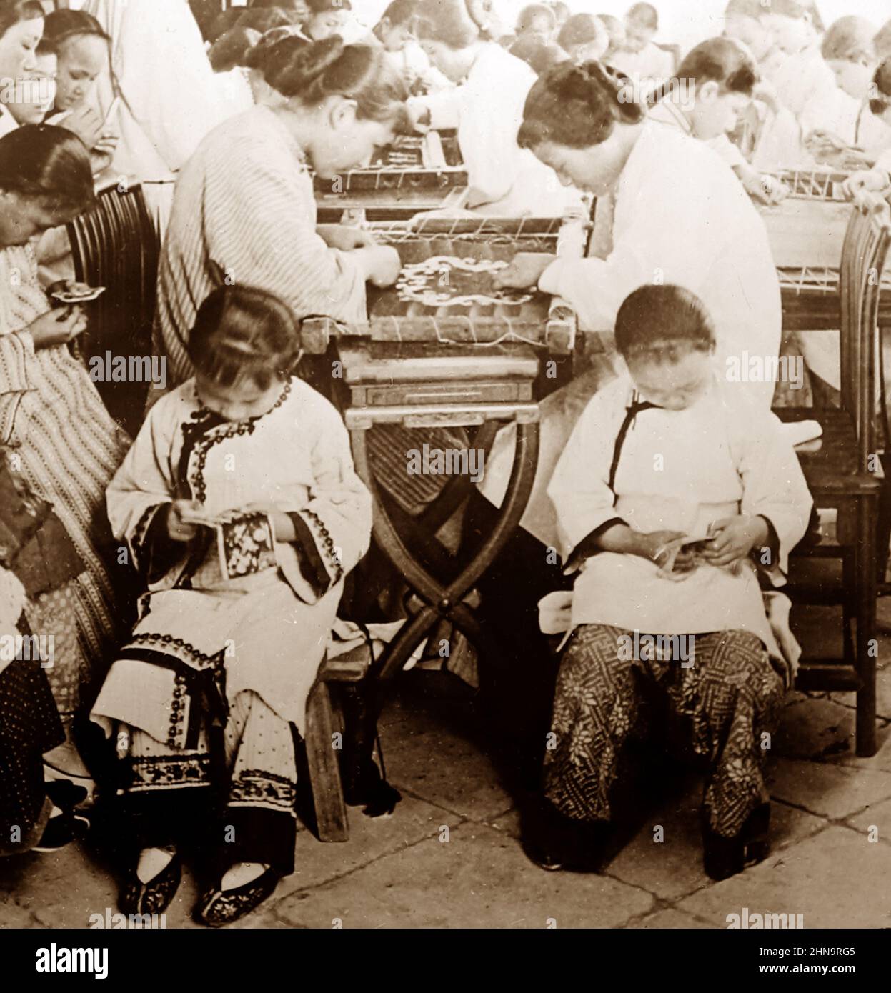 Christliche Missionskinder beim Sticken, China, Anfang 1900s Stockfoto