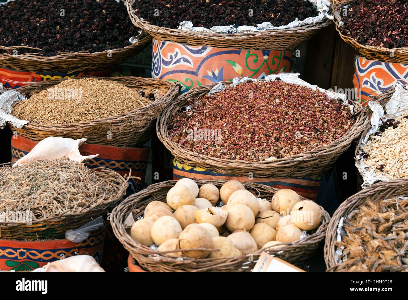 Körbe mit verschiedenen Gewürzen. Traditioneller Handel mit Tee und Gewürzen auf dem arabisch-afrikanischen oder asiatischen Markt Stockfoto
