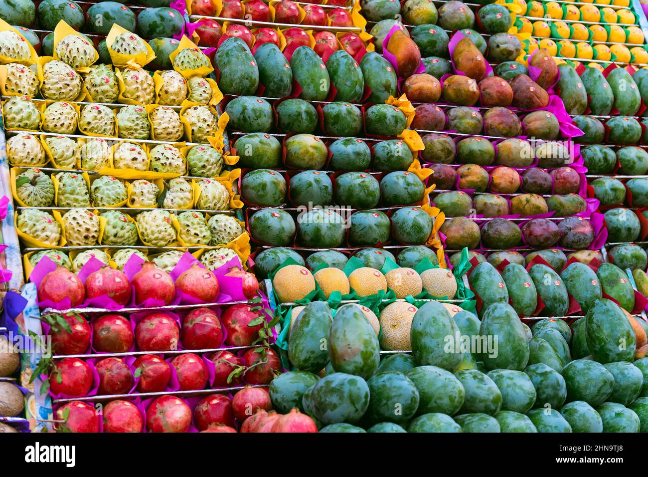 Frische Bio-Sommerfrüchte, die auf dem türkischen Basar verkauft werden können. Frische orgganische Sommerfrüchte Hintergrund. Preise für Obst und Gemüse in der Türkei. Stockfoto