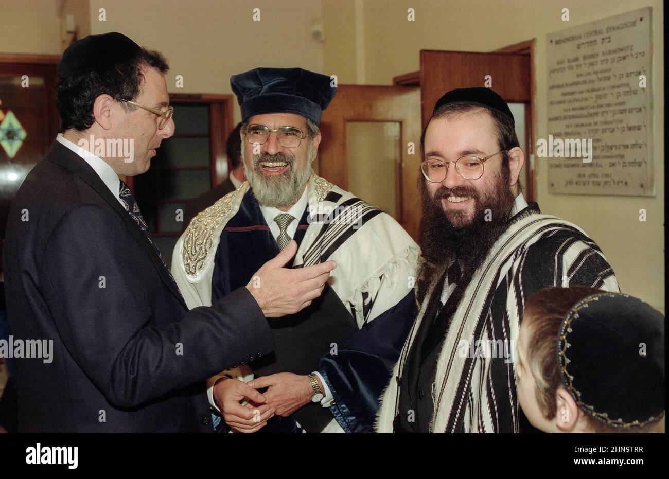 Die Entführung von Rabbi Chaim Rapoport durch den Oberrabbiner Jonathan Sacks am 05. November 1995 in der Zentralsynagoge von Birmingham. Zu den Amtsträgern der Gemeinde gehörten der Präsident Lenny Jacobs, Herr Sam Cohen, Dr. Charles Zuckerman, Herr Mike Yarm, Herr Geoffrey Clements und der Rev Meir Lev sowie ihre Frauen, darunter Frau Ruth Jacobs Stockfoto