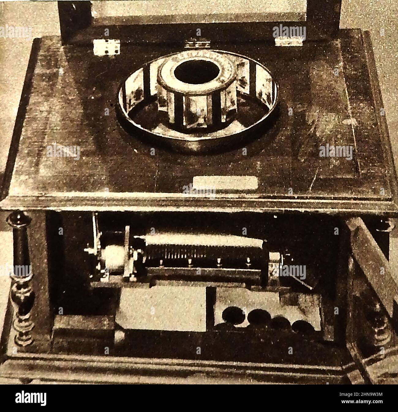 1900 - Ein Praxinoskop, mit dem Stummfilme über eine interne Musikbox musikalisch untertützt werden. Wird im ersten echten Bildtheater in der Marlborough Hall, Polytechnic Institute, Regent Street, London, UK für Auguste Lumieres & Louis Lumiere (alleiniger Manager Trewey) verwendet. Es bestand aus einer Reihe von Kurzfilmen, begleitet von einem Commentry von der Bühne.die erste Vorführung des Programms war am 20th 1896. Februar. Stockfoto