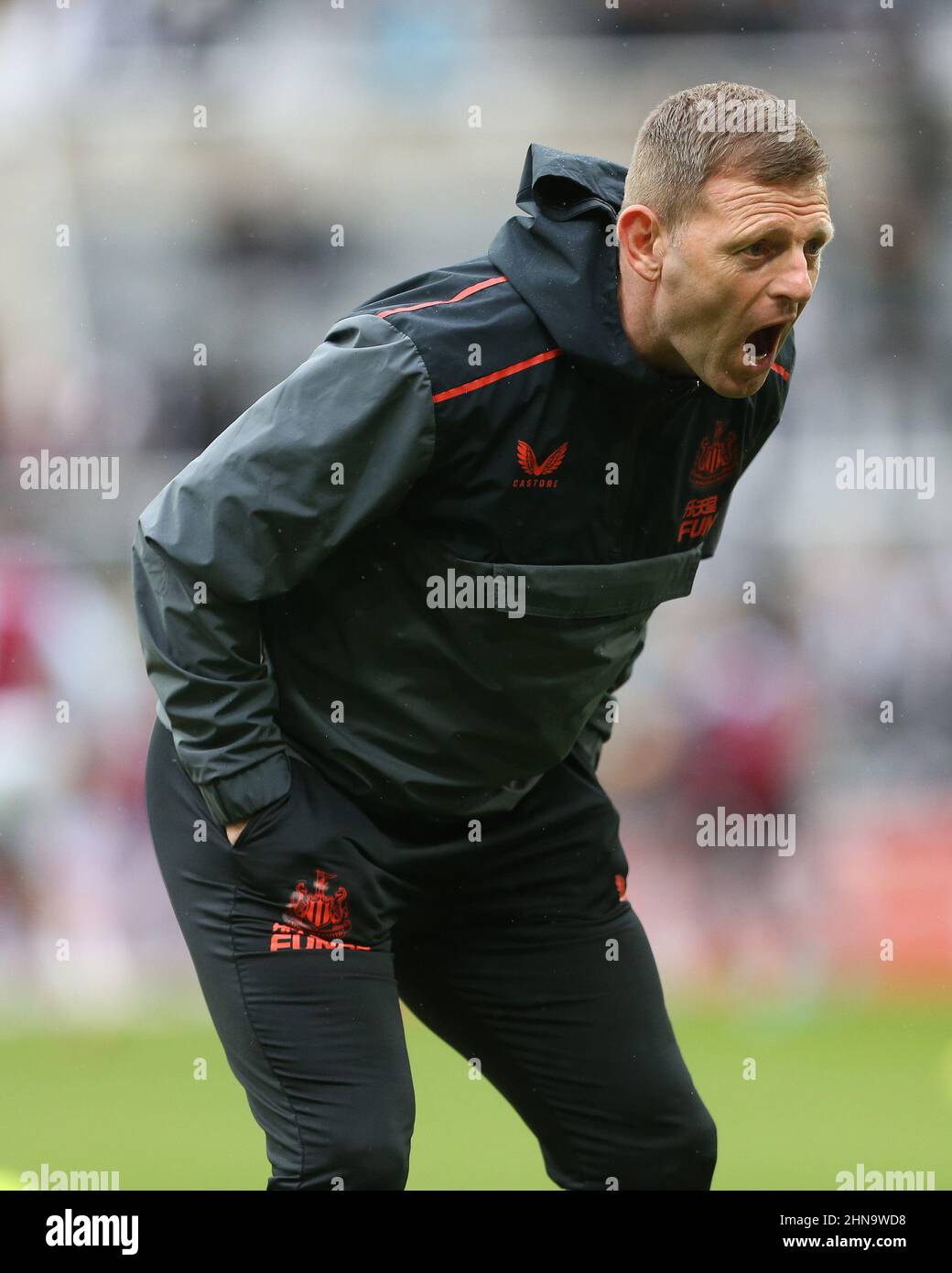 NEWCASTLE UPON TYNE, GROSSBRITANNIEN. FEB 13th Newcastle United's Assistant Manager Graeme Jones während des Premier League-Spiels zwischen Newcastle United und Aston Villa im St. James's Park, Newcastle am Sonntag, 13th. Februar 2022. (Kredit: Mark Fletcher | MI News) Stockfoto