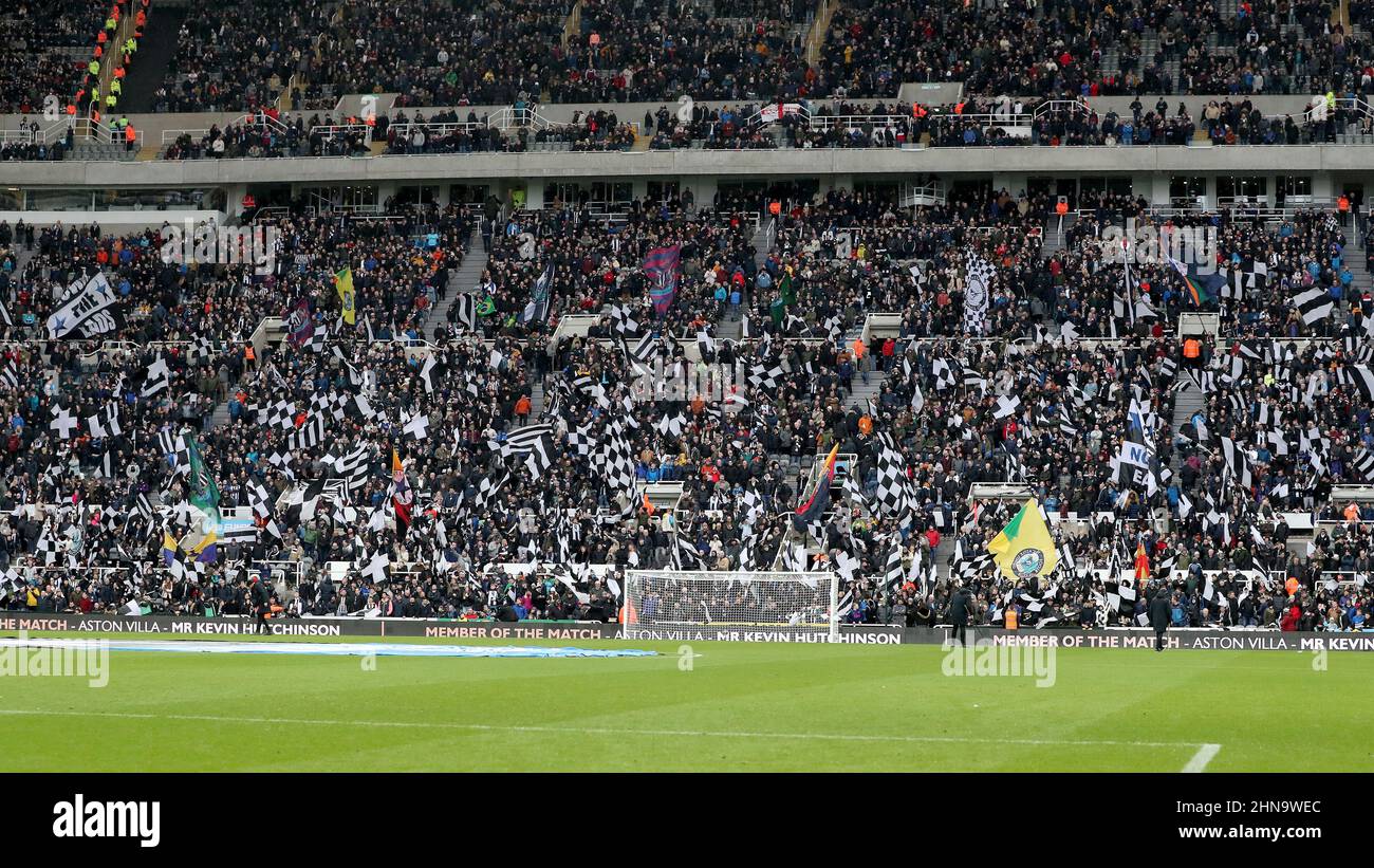 NEWCASTLE UPON TYNE, GROSSBRITANNIEN. FEB 13th die Fans von Newcastle United in den Leazes enden während des Premier League-Spiels zwischen Newcastle United und Aston Villa im St. James's Park, Newcastle am Sonntag, 13th. Februar 2022. (Kredit: Mark Fletcher | MI News) Stockfoto