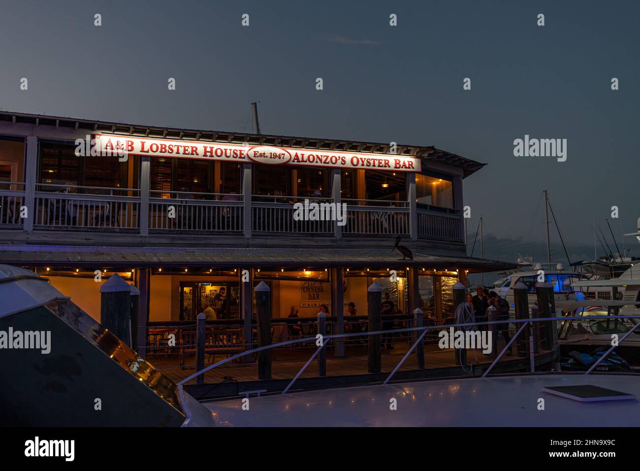 Das Äußere des A&B Lobster House und Alonzo's Oyster Bar Restaurant bei Nacht in Key West, Florida, USA. Stockfoto