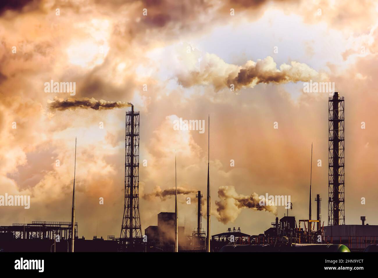 Industrielle Emissionen von Rohren in die Atmosphäre. Umweltschutz. Ökologie Stockfoto