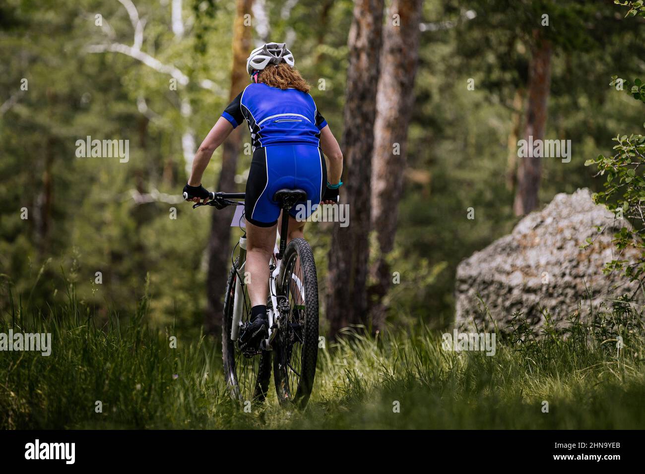 Zurück Frau Radfahren Mountainbike auf Trail Wald Stockfoto