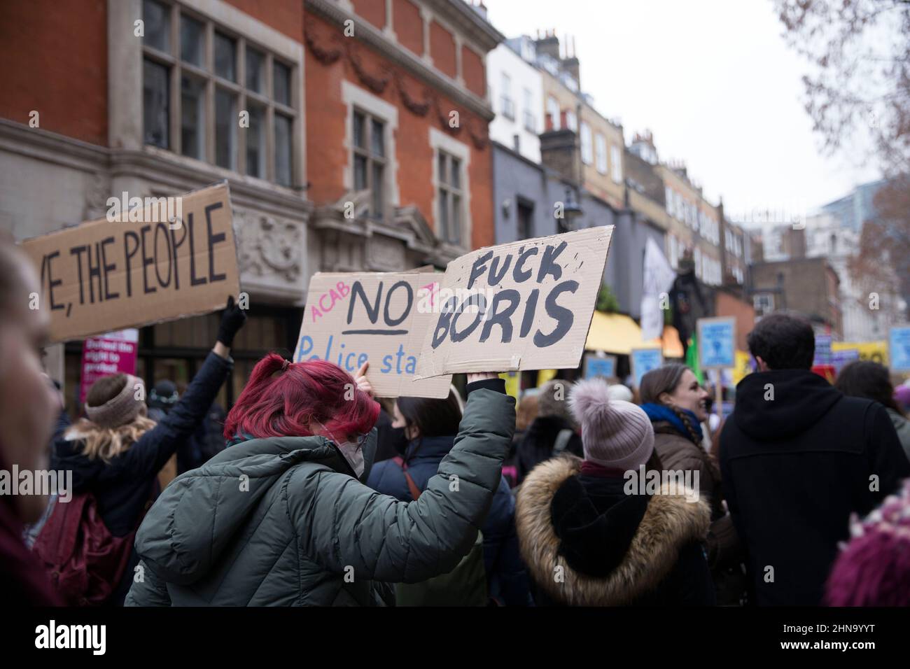 Die Teilnehmer marschieren während einer „Kill the Bill“-Kundgebung gegen das „Police, Crime, Urteilsverkündung und Courts Bill“ im Zentrum von London. Stockfoto