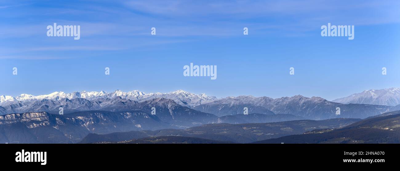 Endlose Berghorizonte der Dolomiten mit schneebedeckten Gipfeln und Eis auf der Seiser Alm in Italien. Stockfoto