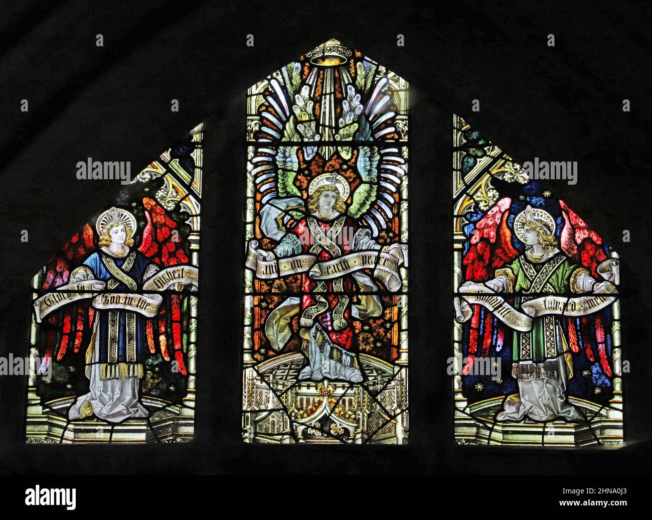 Buntglasfenster von Percy Bacon & Brothers, die Engel in der Tracery darstellen, St. Thomas of Canterbury Church, Greatford, Lincolnshire Stockfoto