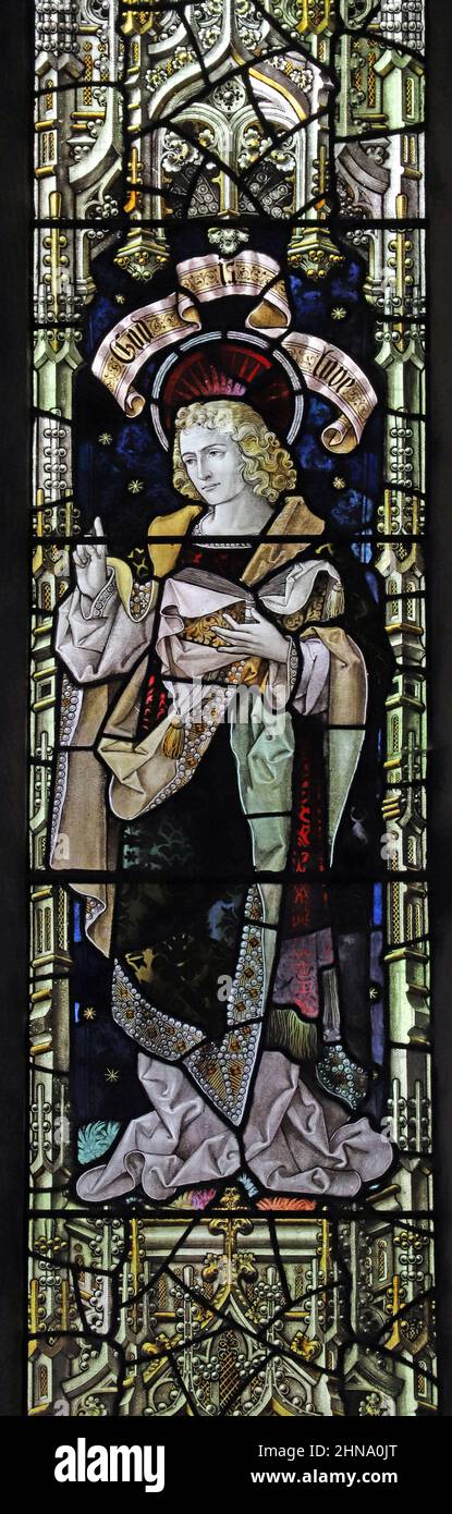 Buntglasfenster von Percy Bacon & Brothers mit Darstellung von St. John, St. Thomas of Canterbury Church, Greatford, Lincolnshire Stockfoto