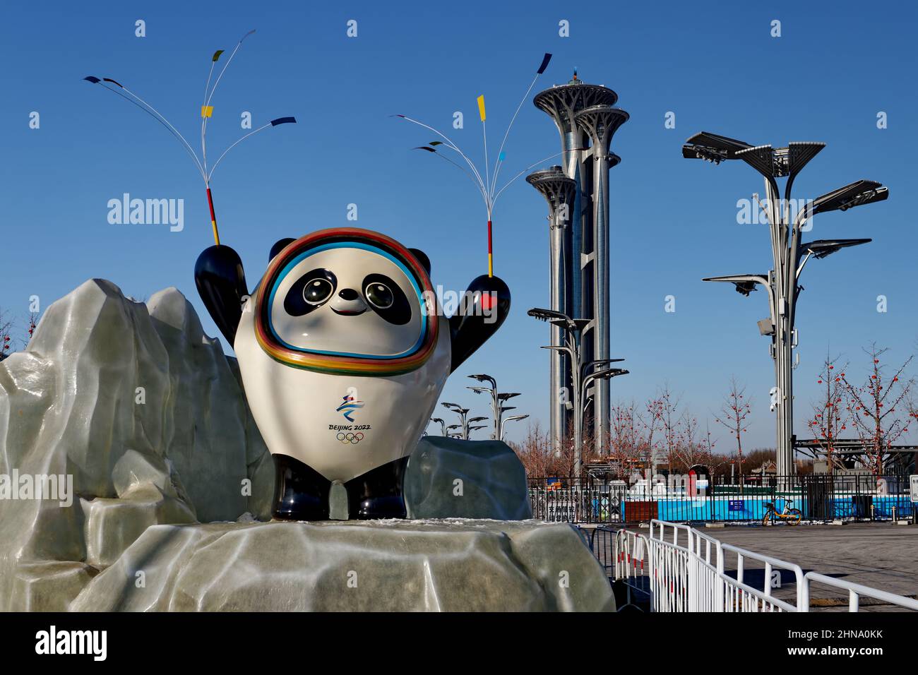 Bing Dwen Dwen, das Maskottchen der Olympischen Winterspiele 2022 in Peking im Olympiapark ohne Menschen in Peking, China, am 14.2.2022 Stockfoto