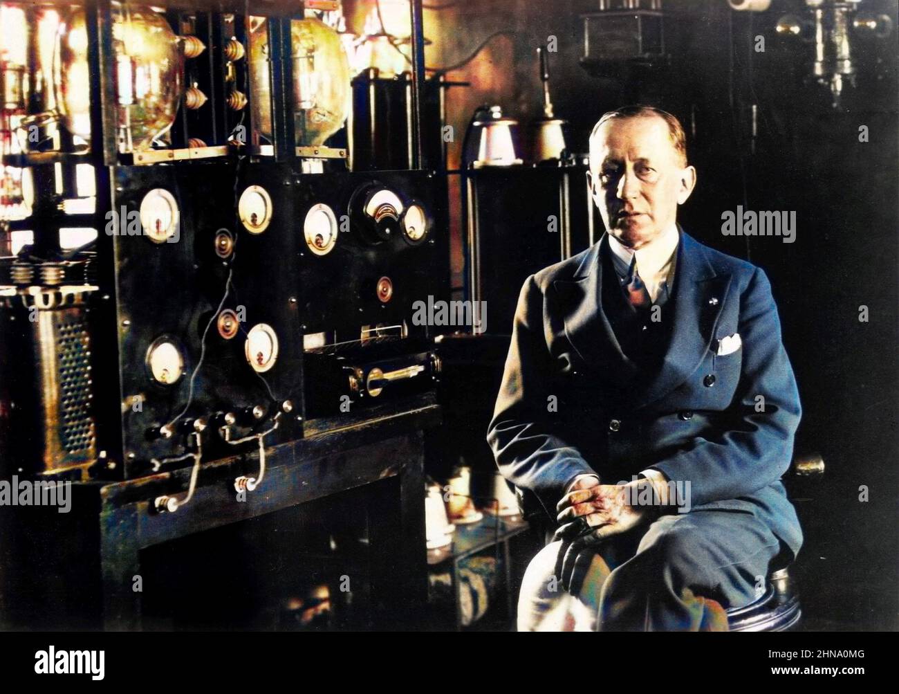 Porträt des italienischen Erfinders und Radiopioniers Guglielmo Marconi, der vor einem Telegrafen im Labor an Bord seiner Yacht 'Electra' sitzt. Um 1935 Stockfoto