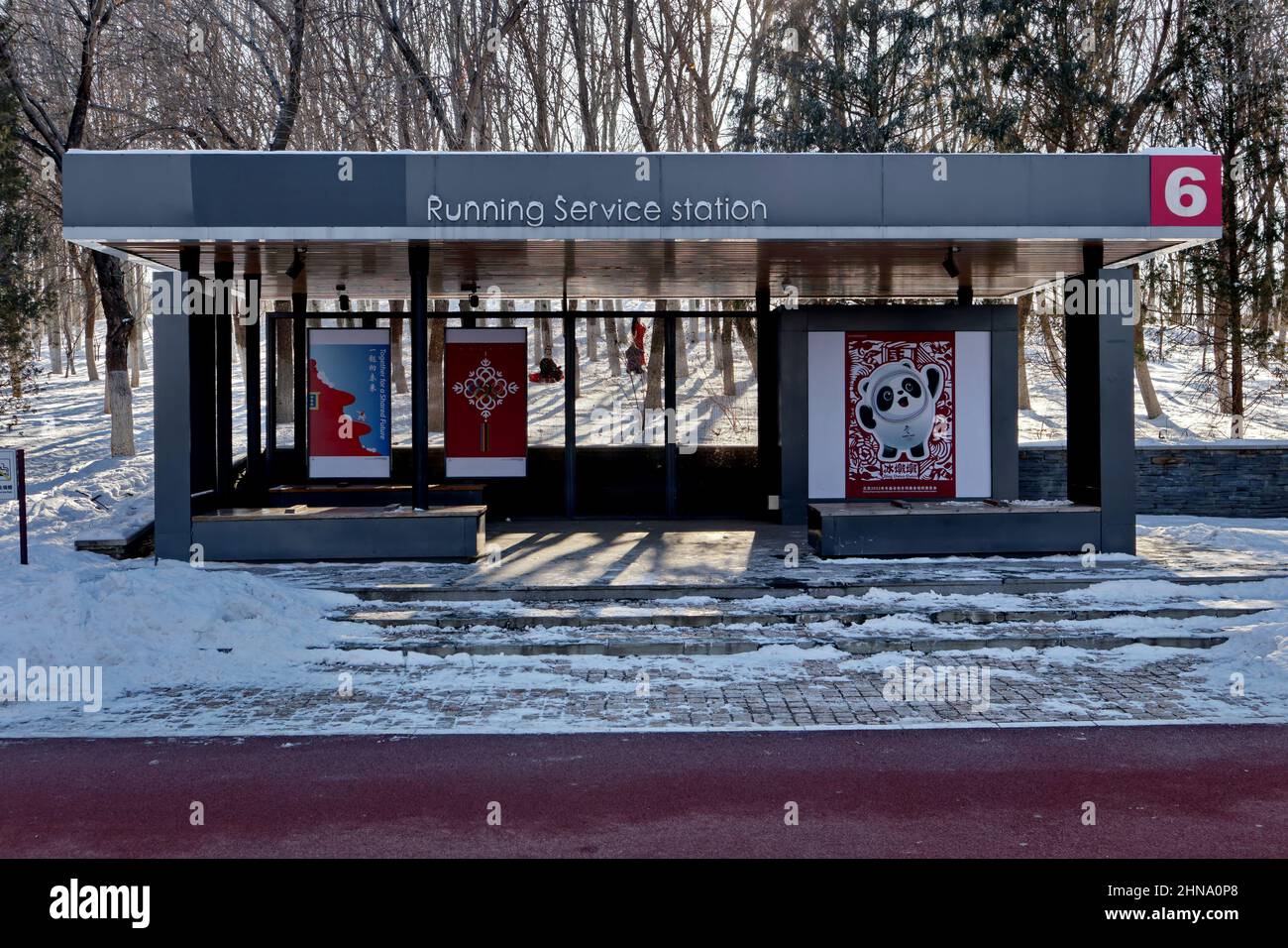 Betrieb einer Servicestation mit Beschilderung von Bing Dwen Dwen, dem Maskottchen der Olympischen Winterspiele 2022 in Peking, China am 14.2.2022 Stockfoto