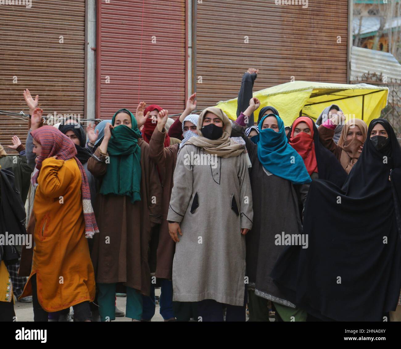 Srinagar, Indien. 15th. Februar 2022. Die schkaschmirischen schiitischen Frauen rufen während eines Protests im Budgam, Kaschmir, Slogans auf. Massive Zusammenstöße zwischen den klagebetern der schiitischen kashmiri und den indischen Truppen brachen aus, nachdem die indische Armee das Bild des iranischen Militärkommandanten Qasim Solemani verbrannt hatte. Solemani war ein iranischer Militärkommandeur, der vor einigen Jahren bei einem Drohnenangriff auf dem Internationalen Flughafen Bagdad getötet wurde. (Foto von Sajad Hameed/Pacific Press) Quelle: Pacific Press Media Production Corp./Alamy Live News Stockfoto