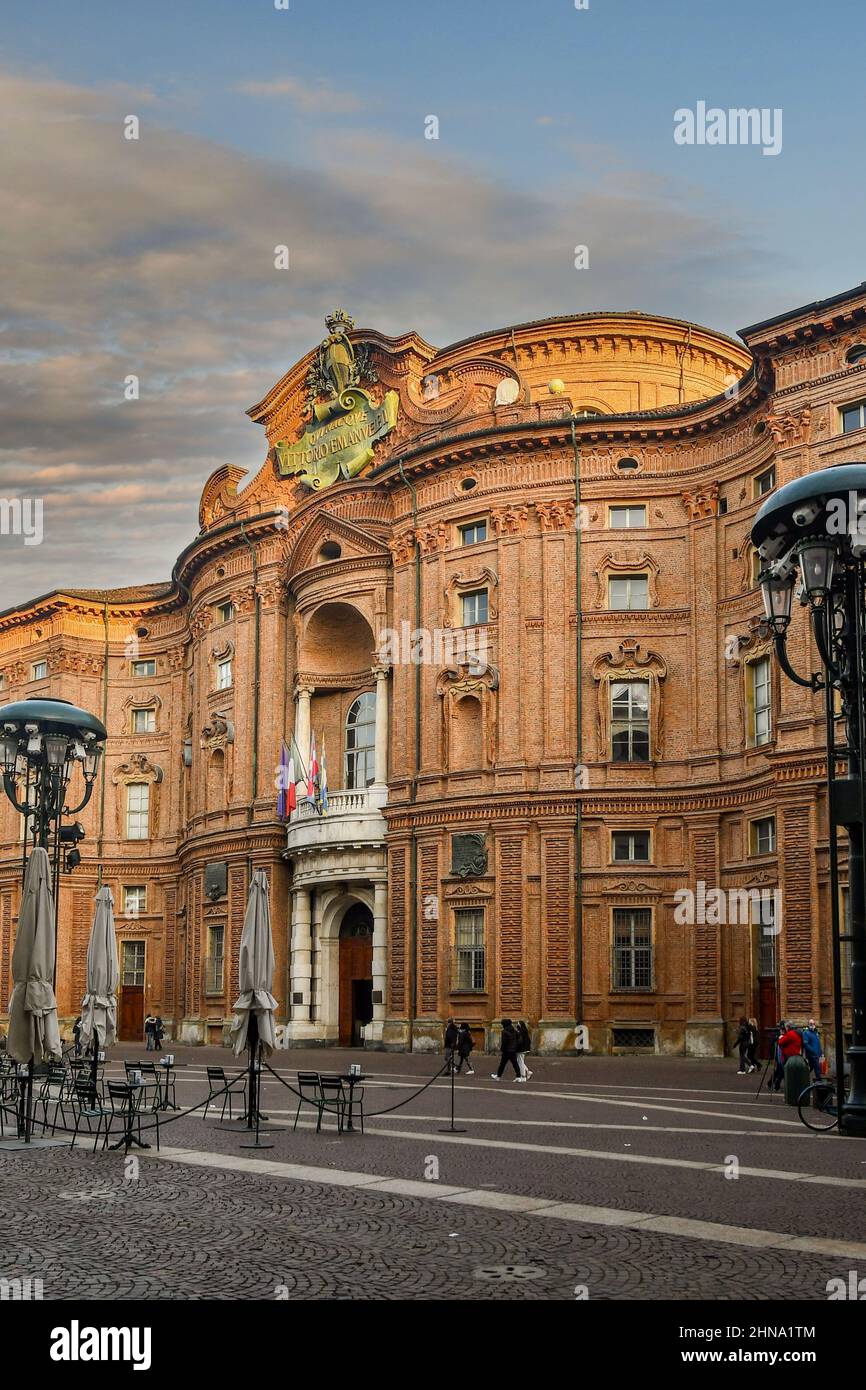 façade des Palazzo Carignano (17th. Jahrhundert) mit Blick auf den gleichnamigen Platz im historischen Zentrum von Turin, Piemont, Italien Stockfoto