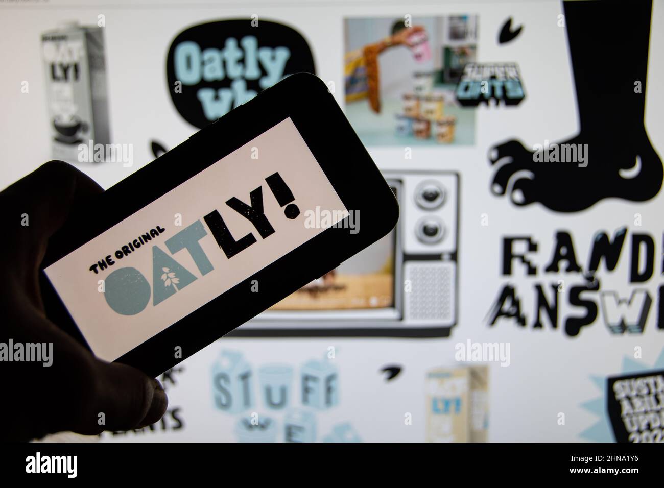 Rheinbach, Deutschland 23. Oktober 2021, das Markenlogo des schwedischen Lebensmittelunternehmens 'Oatly' auf dem Display eines Smartphones (Fokus auf das Markenlogo) Stockfoto