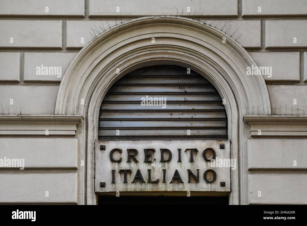 Nahaufnahme eines veralteten Zeichens des Credito Italiano, jetzt UniCredit, einer historischen italienischen Bank, Turin, Piemont, Italien Stockfoto