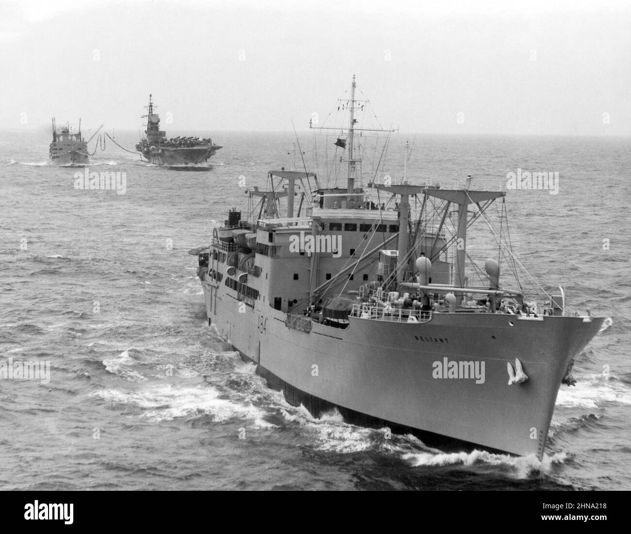 A84 RFA-Reliant ein Luftlager unterstützt das Schiff auf See mit R31 HMS Warrior Colossus Flugzeugträger im Hintergrund, der Treibstoff erhält Stockfoto