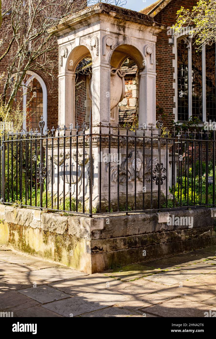 Weißes Marmorgrab von Sir Hans Sloane, von John Rysbrack, 64 Cheyne Walk, Chelsea, London; Errichtet von seinen Töchtern Eliza Cadogan und Sarah Stanley Stockfoto