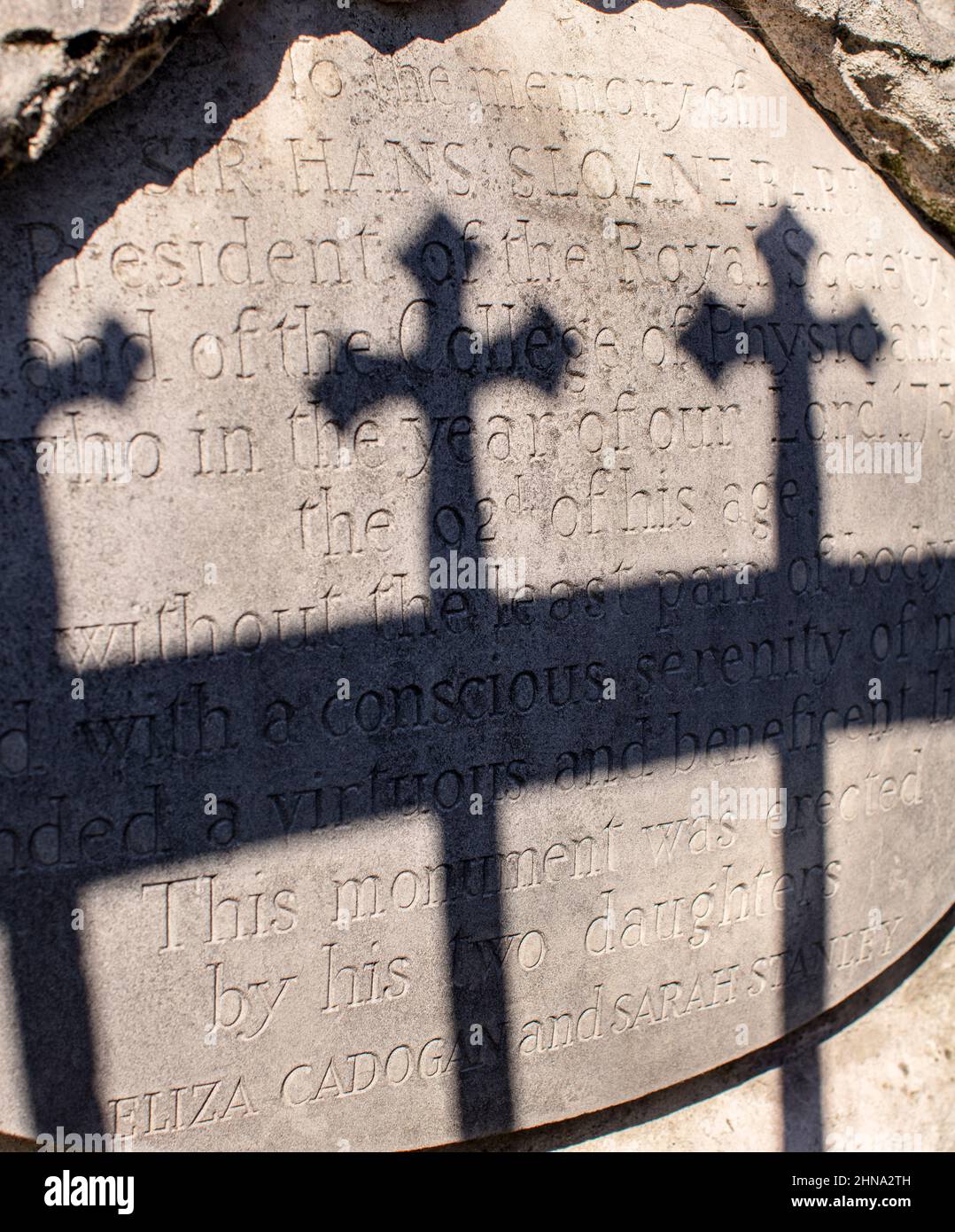 Schriftzug auf weißem Marmorgrab von Sir Hans Sloane, von John Rysbrack, 64 Cheyne Walk, Chelsea, London; Errichtet von seinen Töchtern Stockfoto