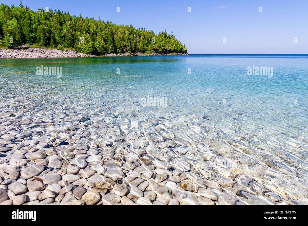 Weiße, steinige Küste entlang des Huron-Sees. Kristallklares Wasser zeigt Kalksteinfelsen. Little Cove Beach, Bruce Peninsula National Park, Ontario, Kanada Stockfoto