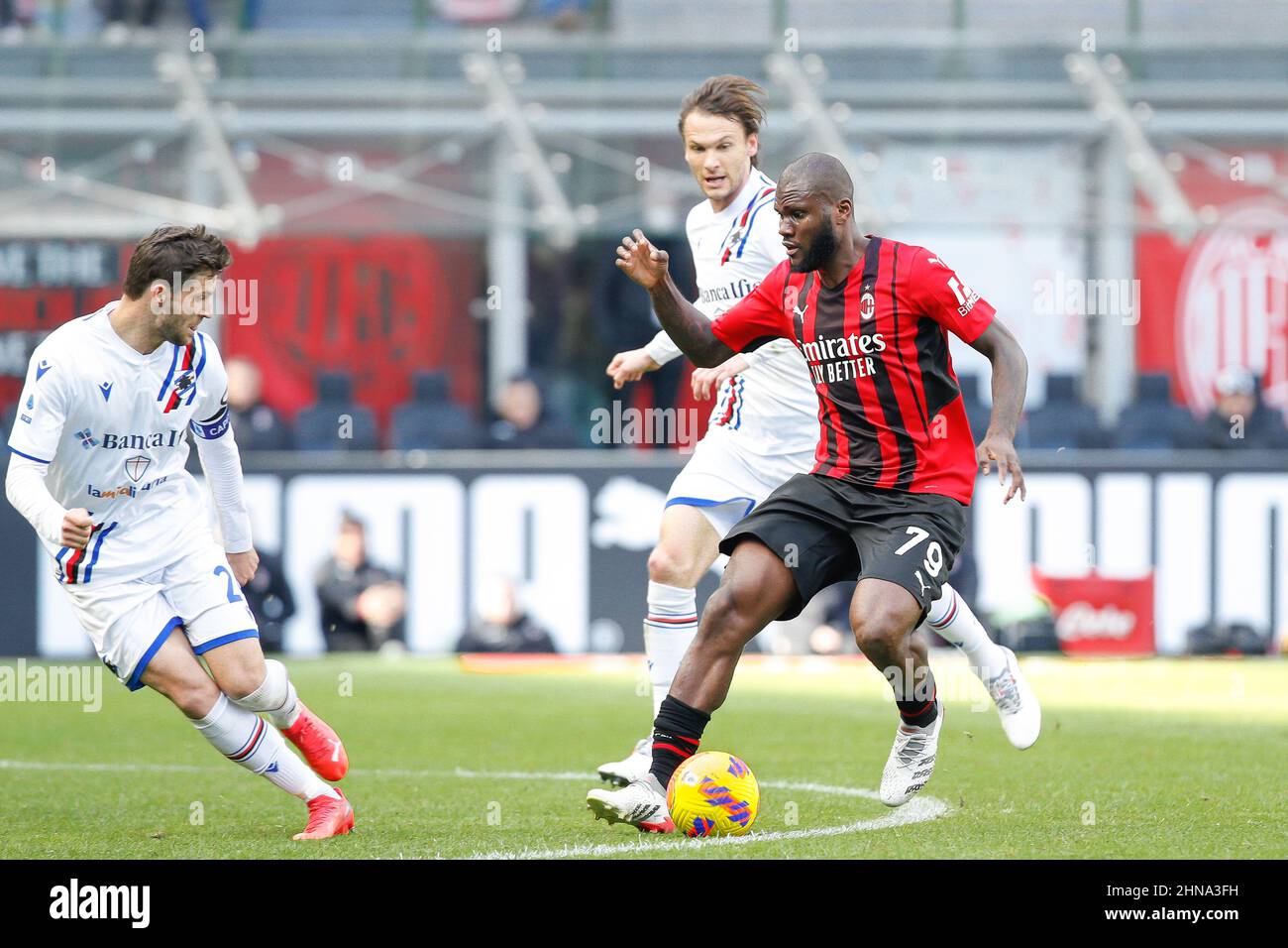 Mailand, Italien. 13th. Februar 2022. Italien, Mailand, 13 2022. februar: Frank Jessie (Mailänder Mittelfeldspieler) greift während des Fußballspiels AC MILAN gegen SAMPDORIA, Serie A 2021-2022 day25 im San Siro Stadion, den Strafraum in der zweiten Hälfte an (Foto: Fabrizio Andrea Bertani/Pacific Press) Quelle: Pacific Press Media Production Corp./Alamy Live News Stockfoto