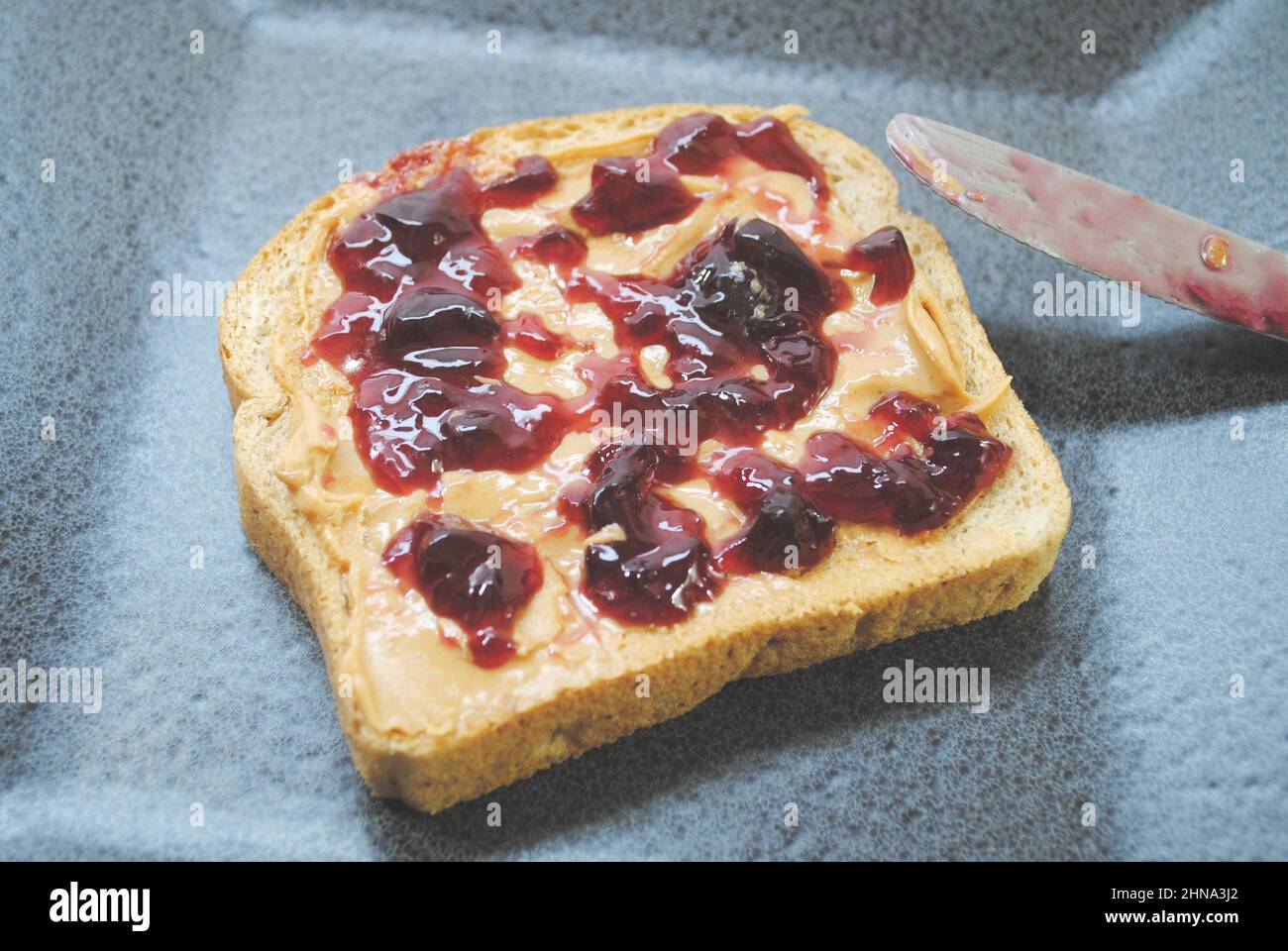 Vorbereitung einer Erdnussbutter und Marmelade-Sandwich Stockfoto