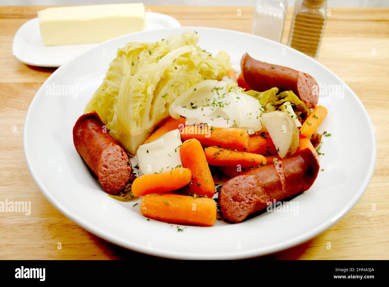 Köstliches gekochtes Abendessen mit Kielbasa, Karotten, Kohl und Kartoffeln Stockfoto