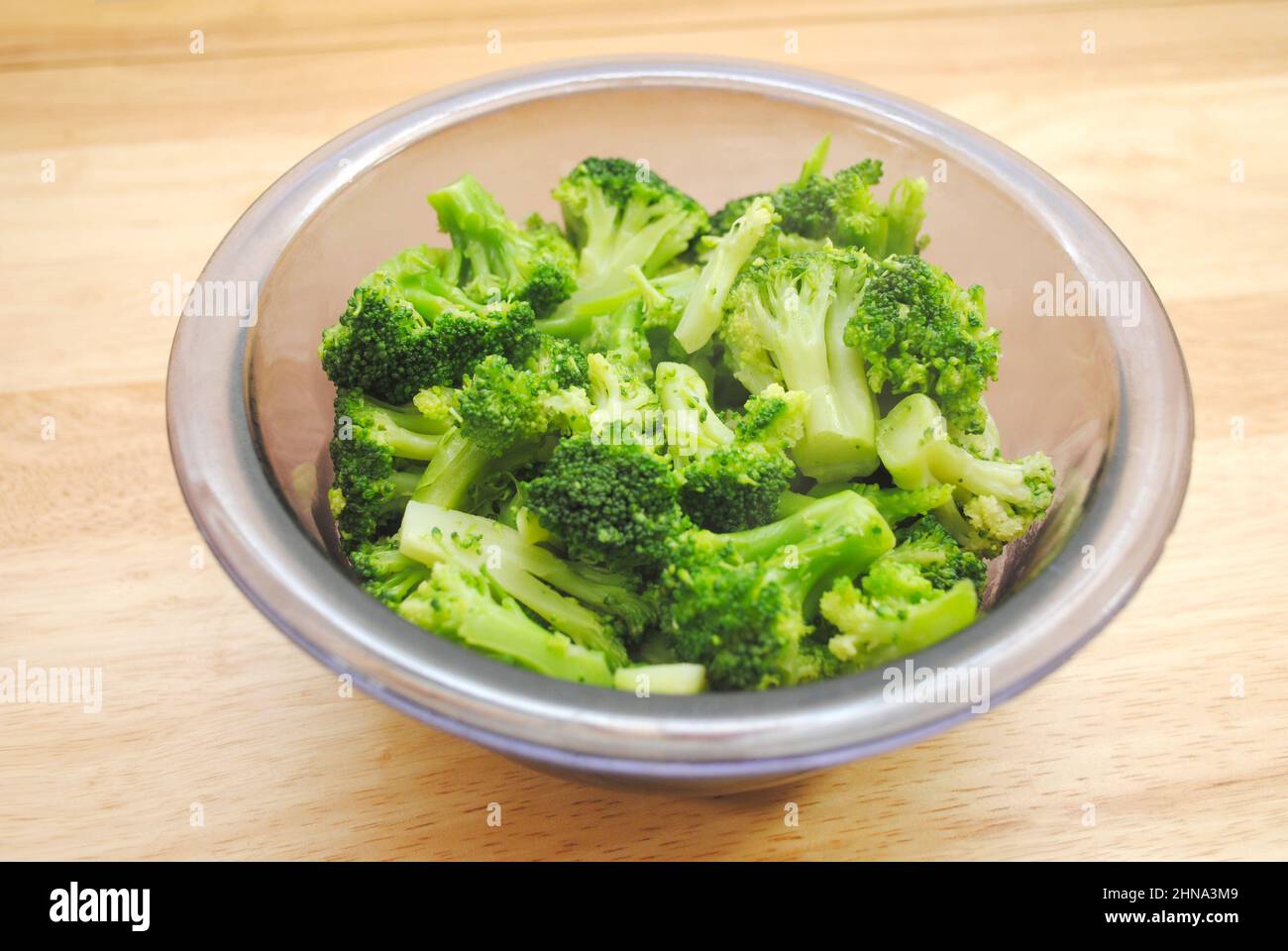 Dampfender Broccoli in einer Glasschüssel Stockfoto