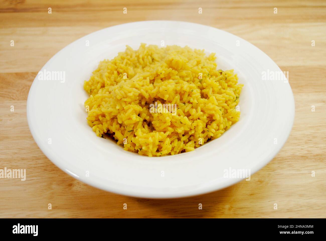 Beilage aus dampfendem Kraut und gelbem Reis Stockfoto