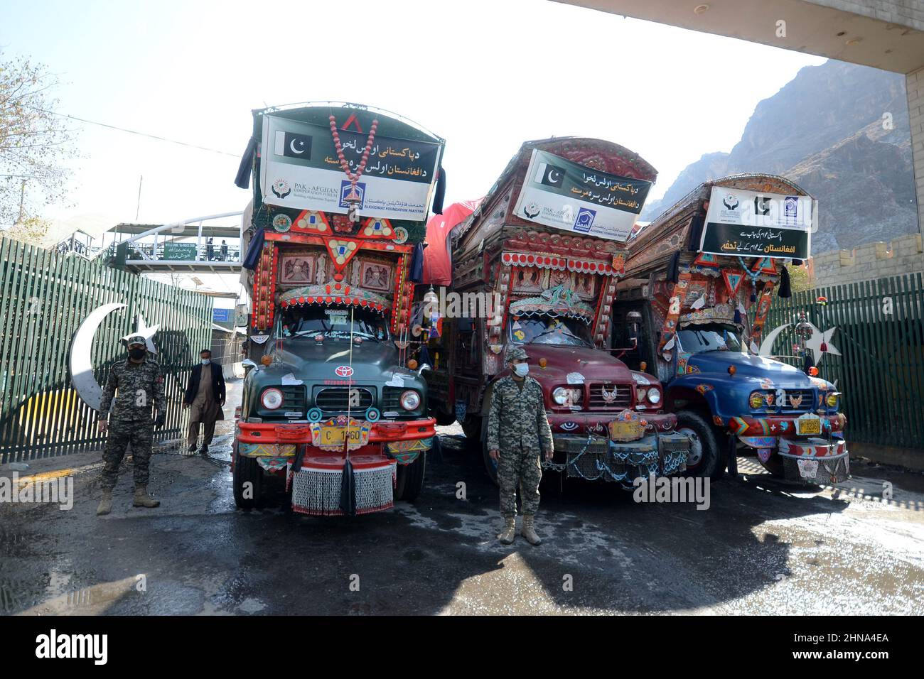 Peshawar, Khyber Pakhtunkhwa, Pakistan. 15th. Februar 2022. Torkham-Lastwagen mit Hilfsgegenständen der Al-Khidmat-Stiftung für Afghanen, die an der Grenze zu Torkham nach Afghanistan einreisen. (Bild: © Hussain Ali/Pacific Press via ZUMA Press Wire) Stockfoto