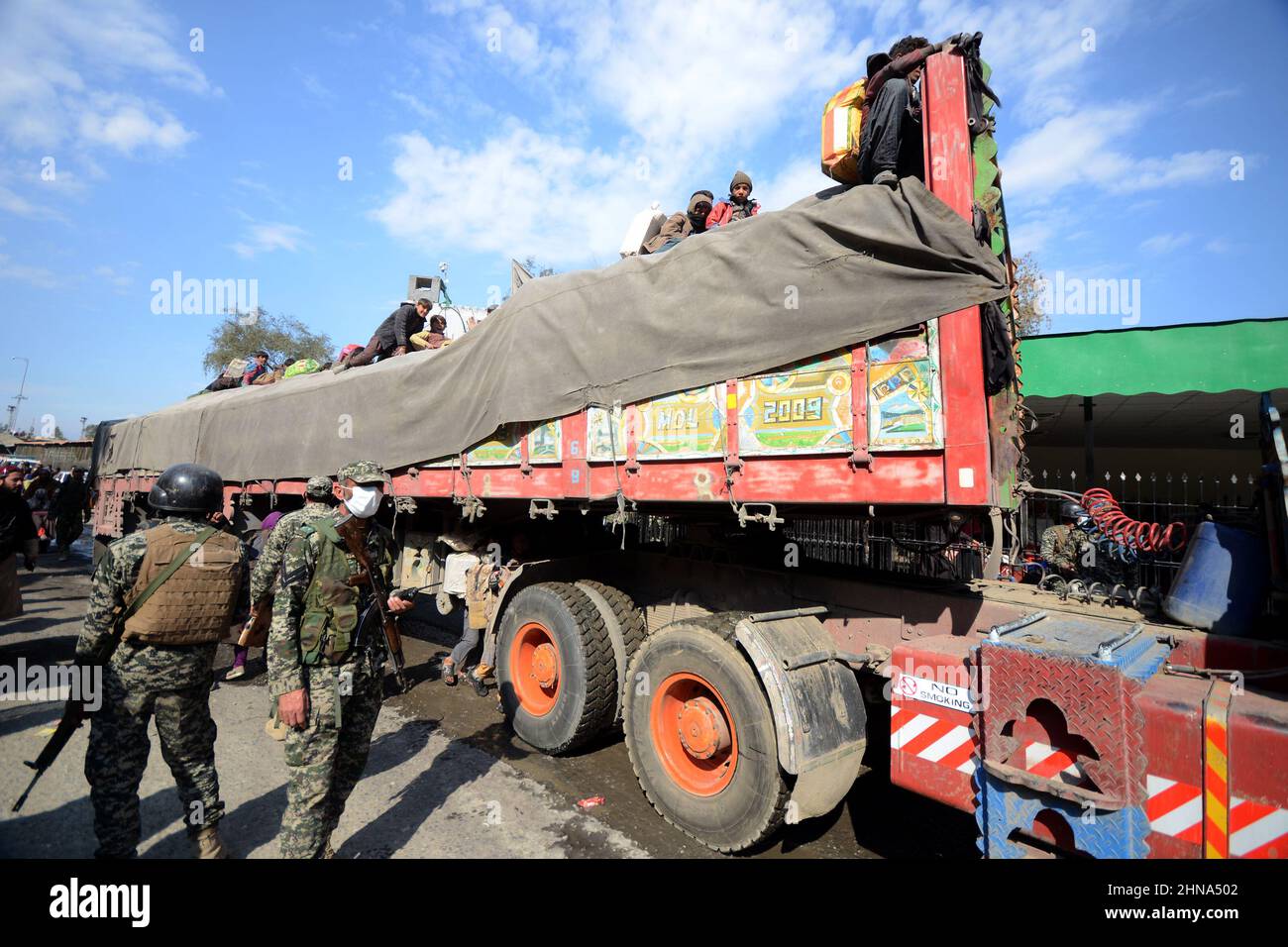 Peshawar, Khyber Pakhtunkhwa, Pakistan. 15th. Februar 2022. Torkham-Lastwagen mit Hilfsgegenständen der Al-Khidmat-Stiftung für Afghanen, die an der Grenze zu Torkham nach Afghanistan einreisen. (Bild: © Hussain Ali/Pacific Press via ZUMA Press Wire) Stockfoto