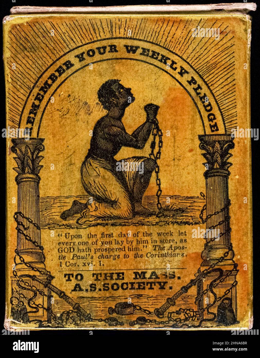 Vorderansicht einer Sammelbox für die Massachusetts Anti-Slavery Society, die ein Bild von Sklaven zeigt, die mit Peitschen, Ketten und Fesseln beten, darunter um 1850. Die Box war für die öffentliche Ausstellung im Haus vorgesehen, um die Beitragenden an ihr wöchentliches Versprechen zu erinnern und die Anti-Sklaverei-Stimmung zu fördern. Foto aus einer originalen Spendenbox in der Randolph Linsly Simpson African-American Collection, Beinecke Rare Book & Manuscript Library, Yale University. Stockfoto