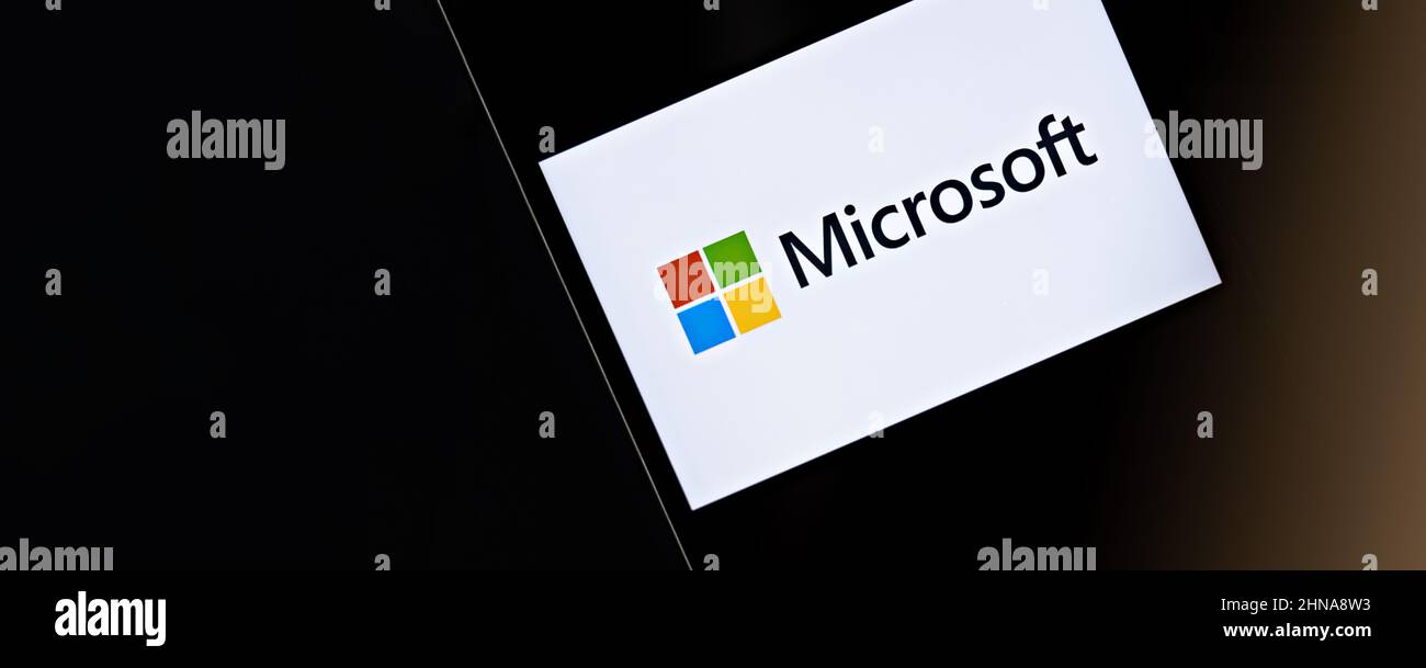 Microsoft-Banner-Editorial. Illustratives Banner für Nachrichten über Microsoft - ein amerikanisches multinationales Technologieunternehmen Stockfoto
