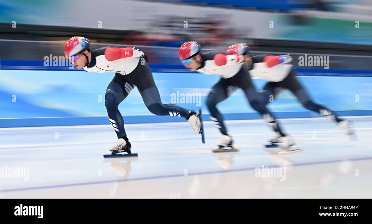 Peking, China. 15th. Februar 2022. Die Athleten Südkoreas treten beim Wettlauf der Männer-Teams beim National Speed Skating Oval in Peking, der Hauptstadt Chinas, am 15. Februar 2022 an. Quelle: Wang Fei/Xinhua/Alamy Live News Stockfoto