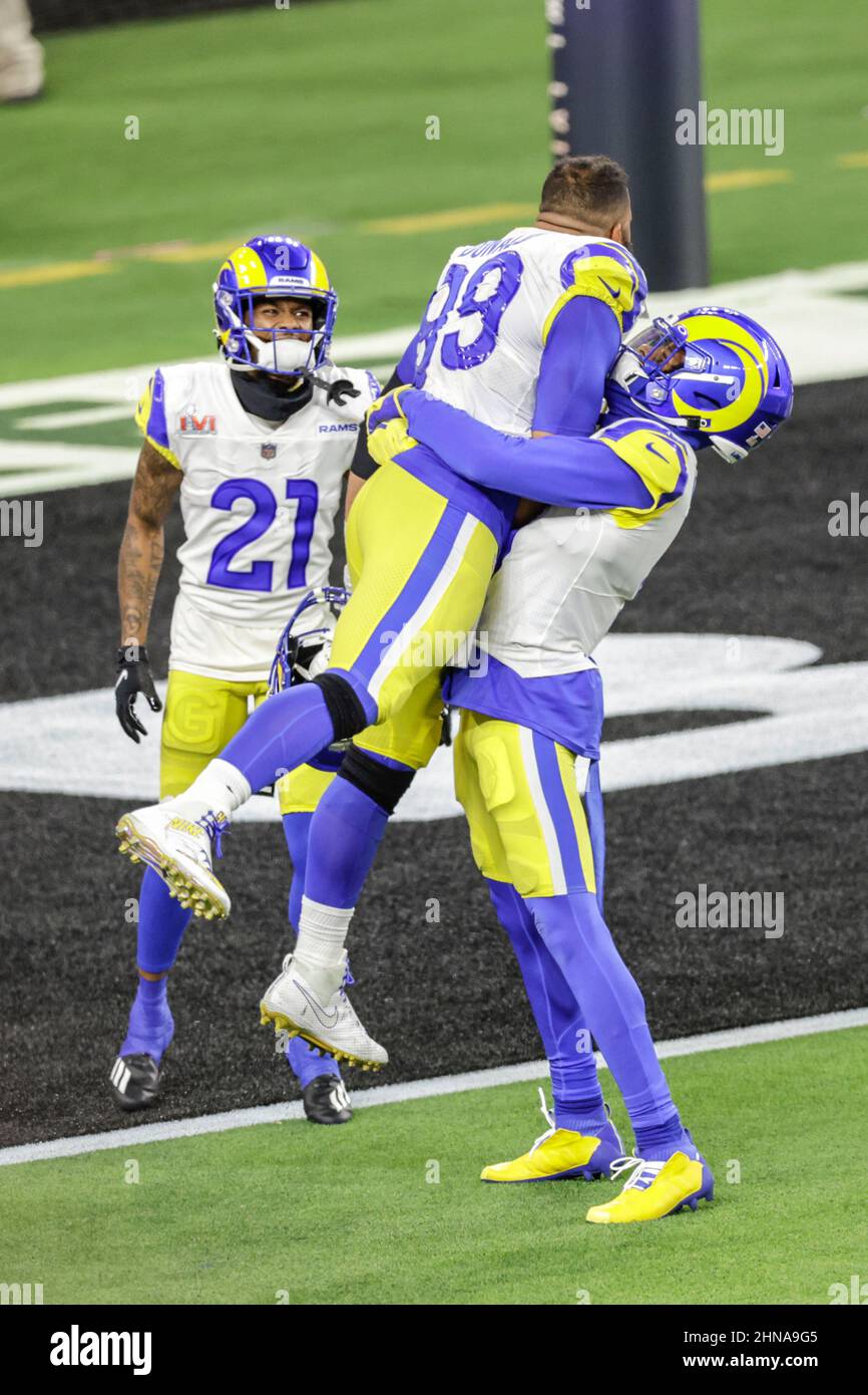 Sonntag, 13. Februar 2022, 2022; Inglewood, CA USA; Los Angeles Rams Cornerback Jalen Ramsey (5) nimmt den Verteidiger Aaron Donald (99) auf und feiert einen Rams-Sieg beim Super Bowl LVL gegen die Cincinnati Bengals im SoFi Stadium. Die Rams schlugen die Bengalen mit 23:20. (Kim Hukari/Bild des Sports) Stockfoto