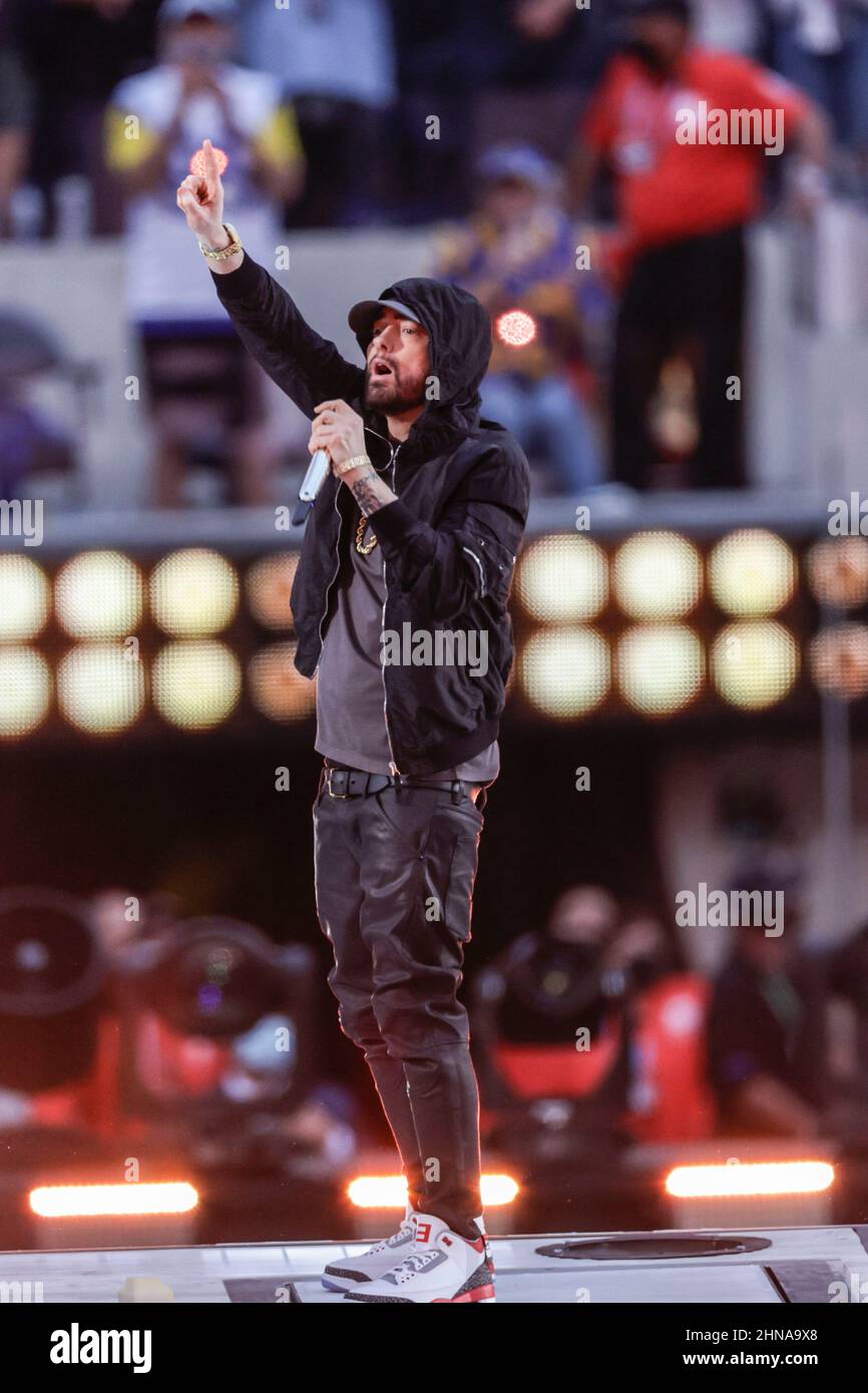 Inglewood, Usa. 13th. Februar 2022. Sonntag, 13. Februar 2022, 2022; Inglewood, CA USA; Eminem tritt während der Pepsi Halbzeit Show im Super Bowl LVL zwischen den Cincinnati Bengals und den Los Angeles Rams im SoFi Stadium auf. Die Rams schlugen die Bengalen 23-20. (Kim Hukari/Image of Sport) Foto via Credit: Newscom/Alamy Live News Stockfoto