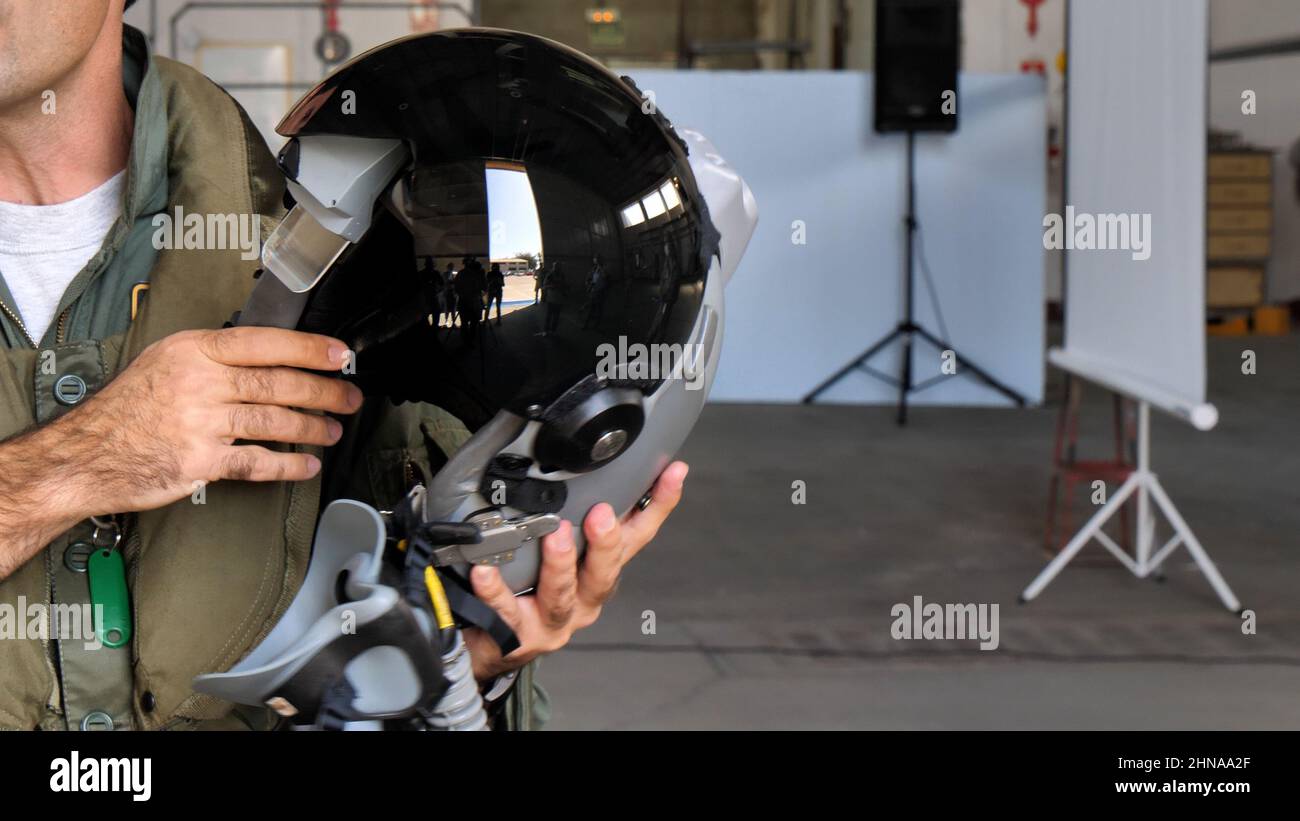 Gando Airport Spanien 21. OKTOBER 2021 der militärische NATO-Kampfjet-Pilot zeigt seinen Flughelm mit abgesenkter Visier Stockfoto